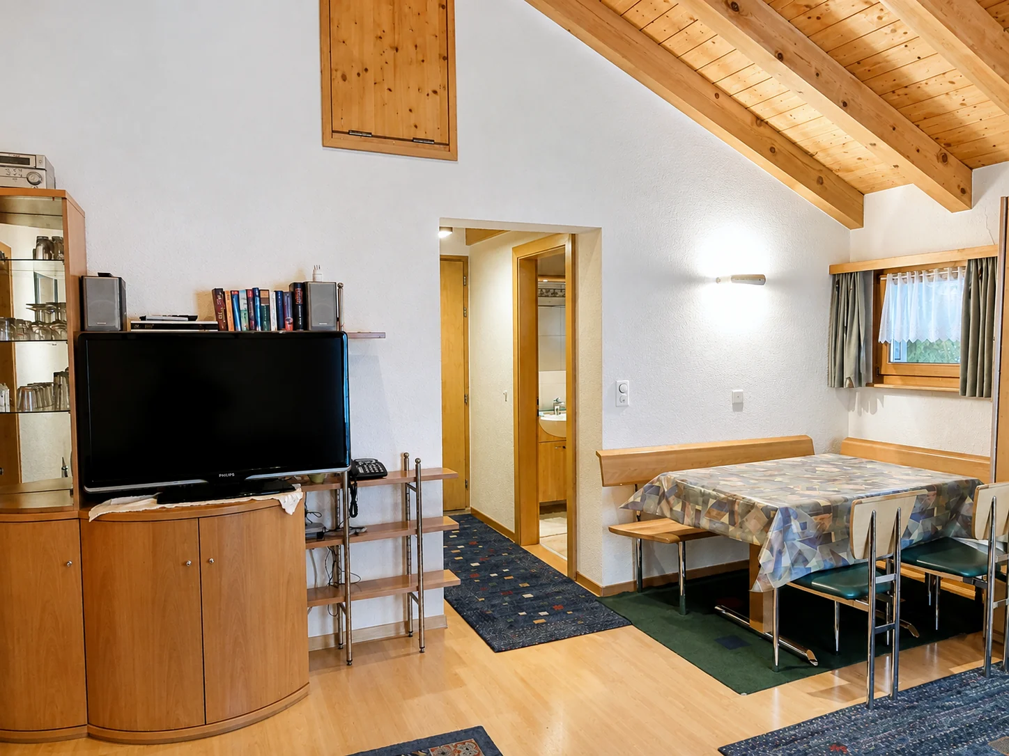 Séjour et coin repas de l’appartement sous les combles