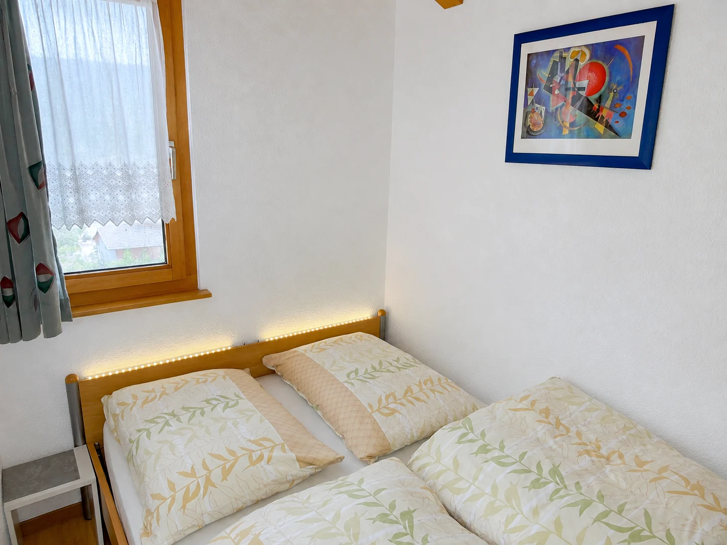 Chambre avec lit double de l’appartement sous les combles