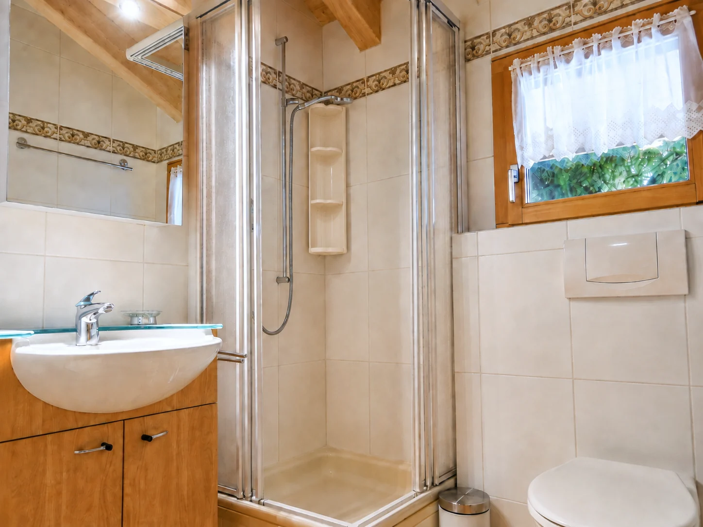 Salle de bains de l’appartement sous les combles
