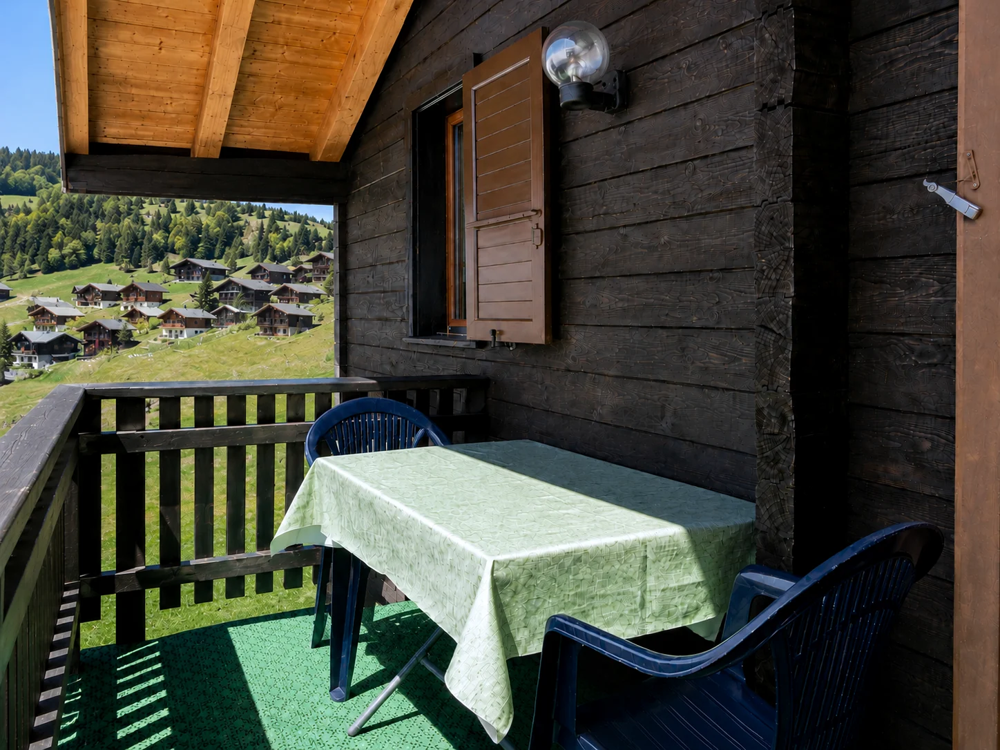 Balcon plein sud de l’appartement sous les combles
