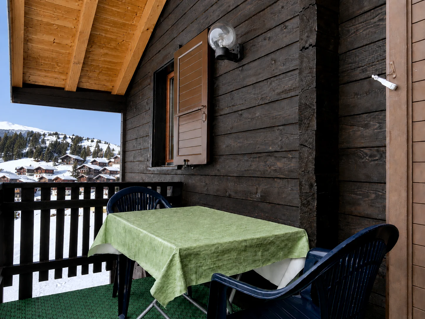 Balcon plein sud de l’appartement sous les combles – Hiver à Riederalp