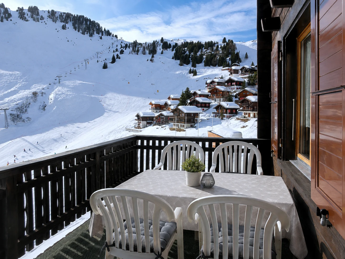 Terrasse plein sud de l’appartement au 1er étage – Hiver à Riederalp
