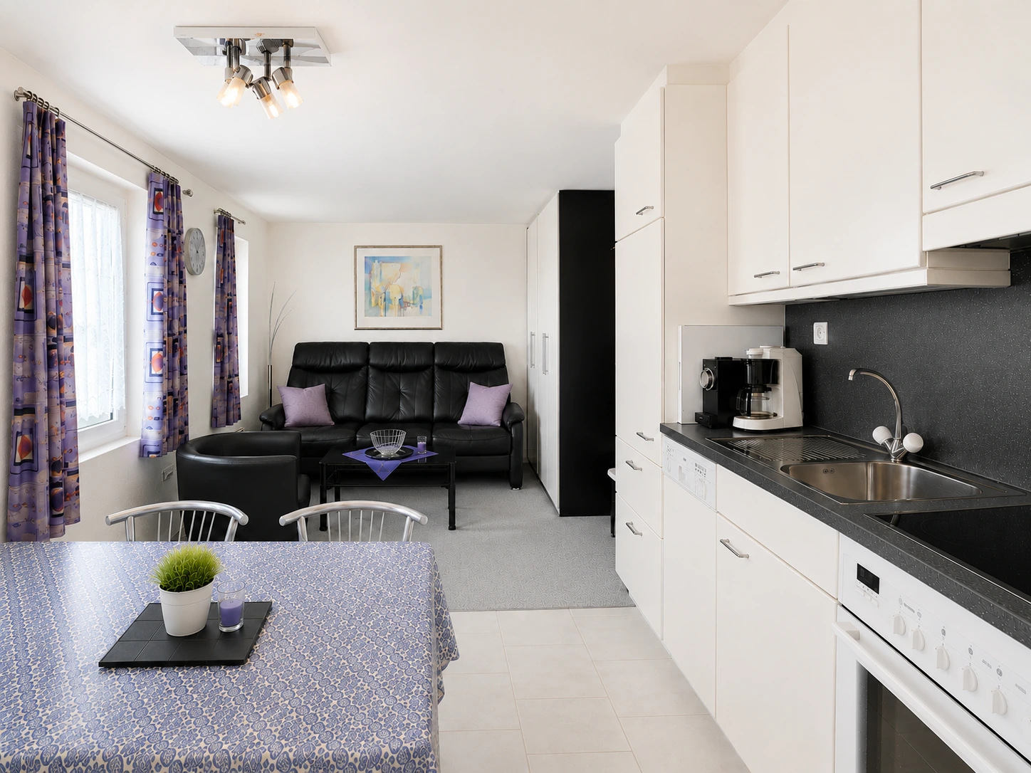 Cuisine ouverte et séjour de l’appartement au rez-de-chaussée