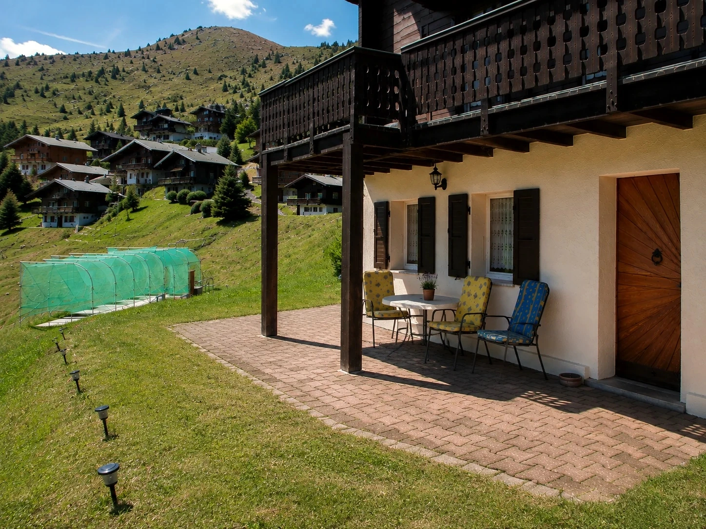 Sitzplatz vor der Parterrewohnung – Sommer auf der Riederalp
